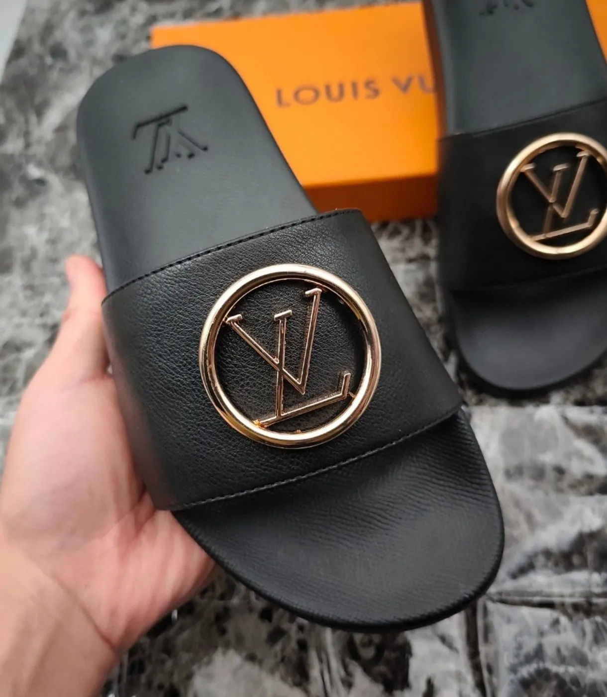 👟👟Ex-factory price 280👟👟 (available all year round) same style for men and women, size 35--48. Couple style🎗Louis Vuitton "LV" slippers, a much-anticipated one, so beautiful that it will melt your hearts❤! It is simply a masterpiece of extraordinary craftsmanship. It is a must-have for everyone. It is made by open mold. It feels Q-bounce and super soft on the feet. It is super delicate on the feet. It is an exclusive model. There are many layouts, so there is always one you like🎉🎉